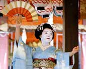 Geisha at Yasaka Shrine